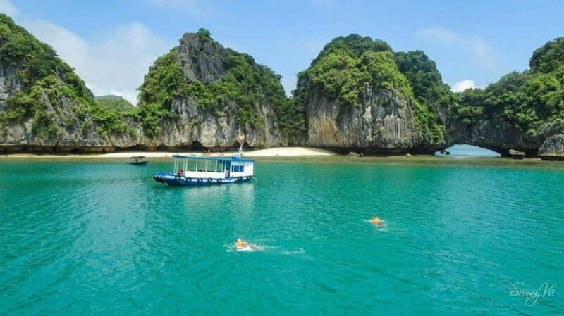cat-ba-boat-trip-to-fishing-village-monkey-island