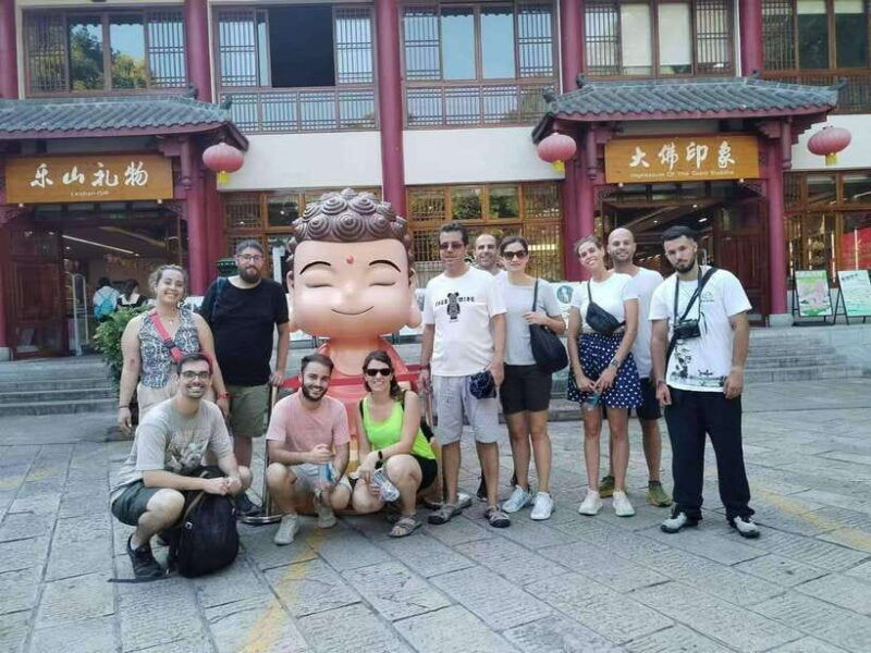 chengdu-giant-panda-and-leshan-buddha-day-trip