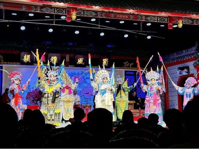 chengdu-giant-panda-base-sanxingdui-museum-and-opera-tour