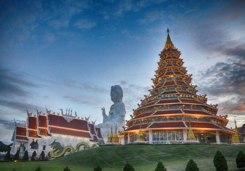 chiang-rai-white-blue-red-temples-long-neck-tour