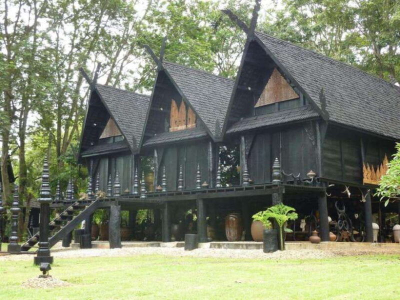 chiang-rai-white-blue-temples-black-house-lunch-guide