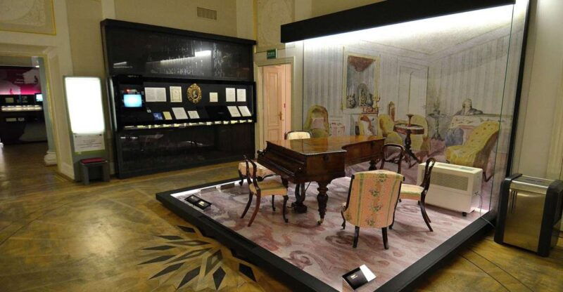 chopin-tour-in-warsaw-with-skip-the-line-museum-concert