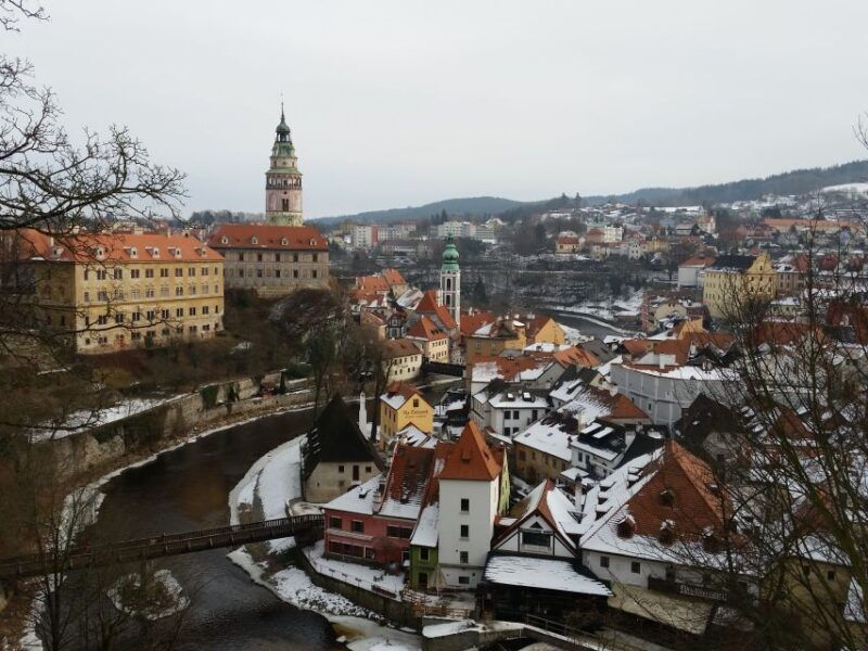 czech-krumlov-with-entrance-to-the-castle