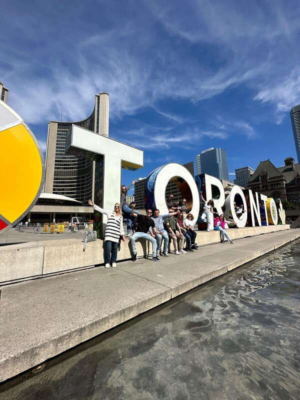 downtown-toronto-walking-tour-experience-english-spanish