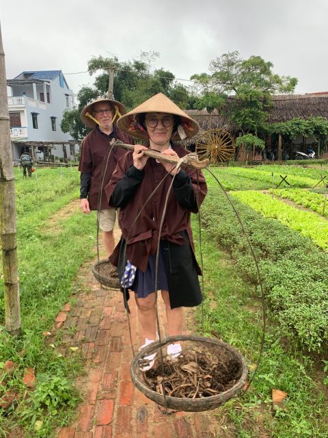 farming-with-farmers-at-ancient-vegetable-village-tra-que