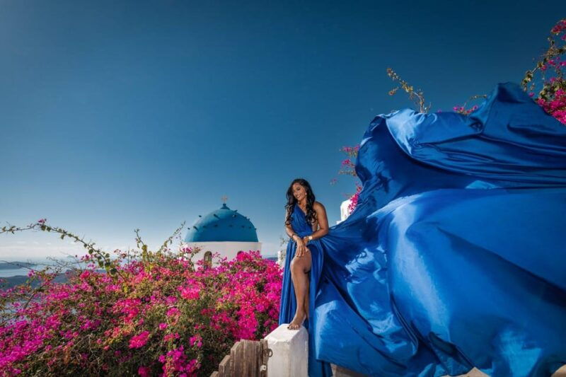 flying-dress-photoshoot-in-santorini-with-hotel-pickup