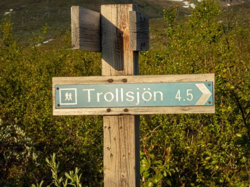 from-abisko-karkevagge-valley-trollsjon-lake-guided-tour
