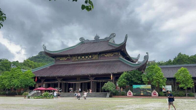 from-hanoi-trang-an-bai-dinh-pagoda-mua-cave-private-tour