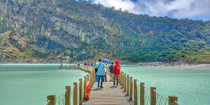 from-jakarta-white-crater-pinisi-lake-tea-plantation