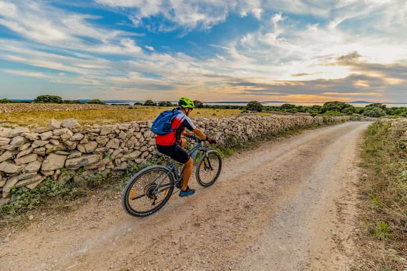 from-novalja-kolanjsko-blato-kolan-and-mandre-bike-tour