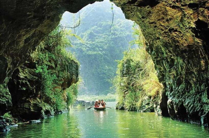 group-tour-hoa-lu-tam-coc-trang-an-mua-cave-from-hanoi