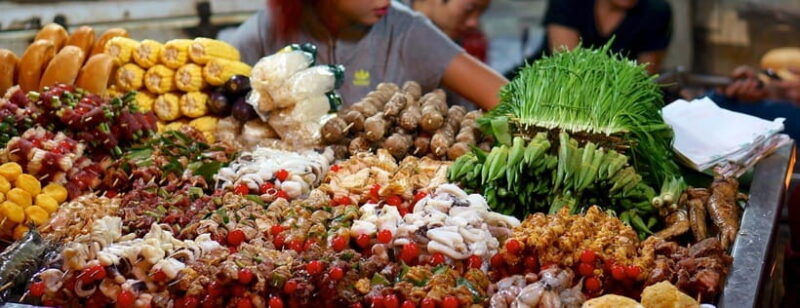 guided-food-tour-with-train-street