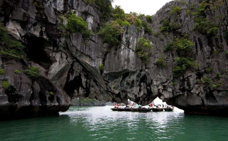 ha-long-bay-small-deluxe-cruise-day-trip-with-kayak-lunch