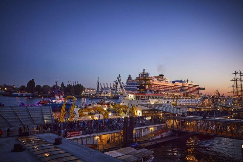 hamburg-light-firework-show-port-aniversary-from-boat