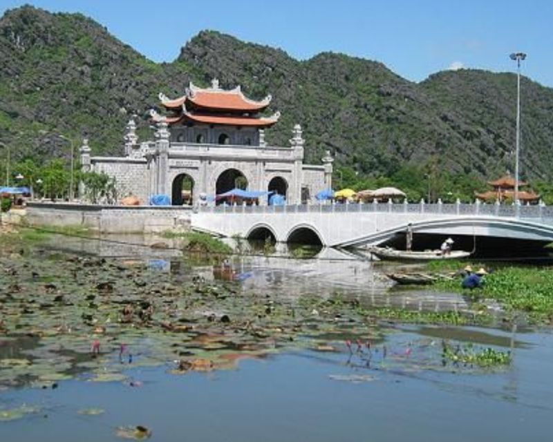 hanoi-bai-dinh-trang-an-mua-cave-with-small-group