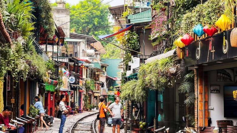 hanoi-guided-food-tour-with-train-street-visit
