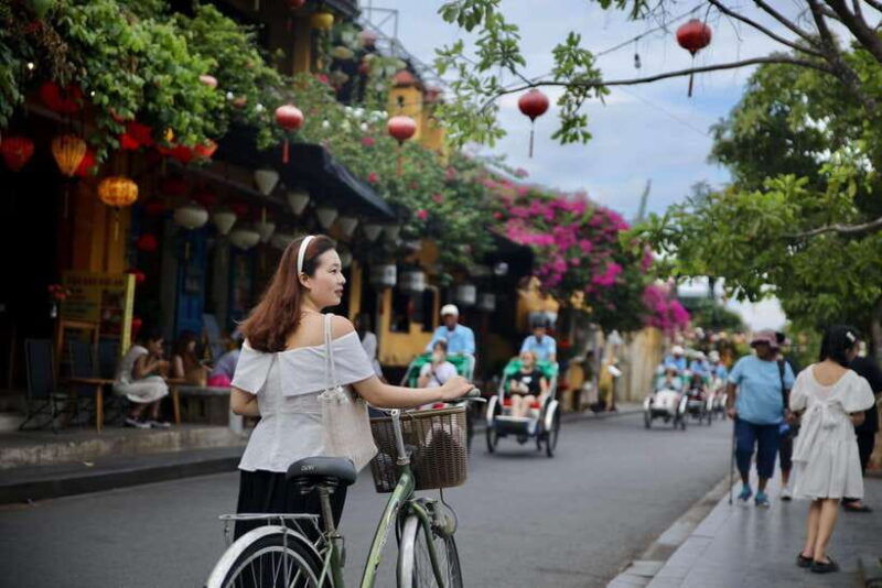 hoi-an-city-sightseeing-tour-with-beautiful-female-guide