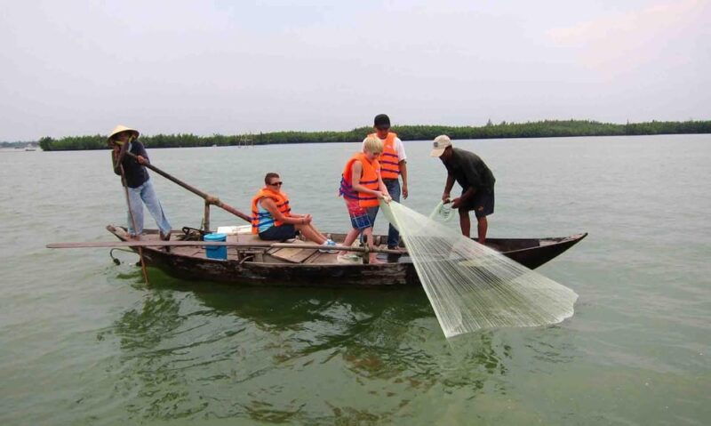hoi-an-farming-and-fishing-by-bicycle-at-tra-que-village