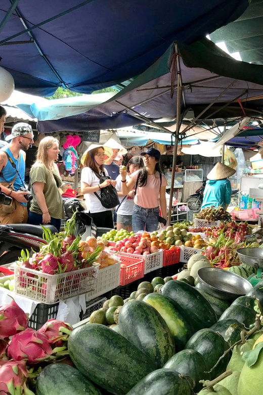 hoi-an-vegan-cooking-class-market-coconut-basket-boat