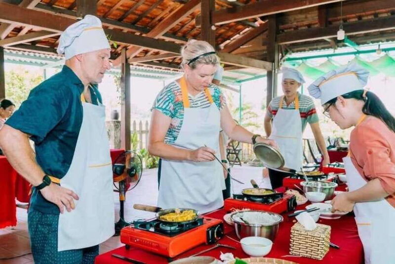 hoi-an-vegetarian-cooking-class-market-tour-basket-boat-2