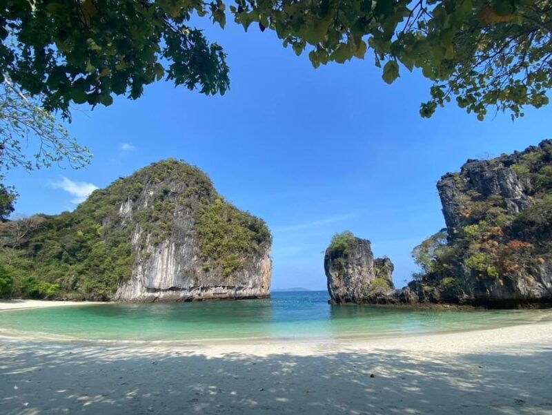 hong-islands-departing-from-koh-yao-by-luxury-vintage-boat