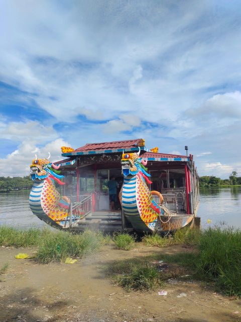 hue-dragon-boat-tour-royal-tombs-thien-mu-pagoda-market