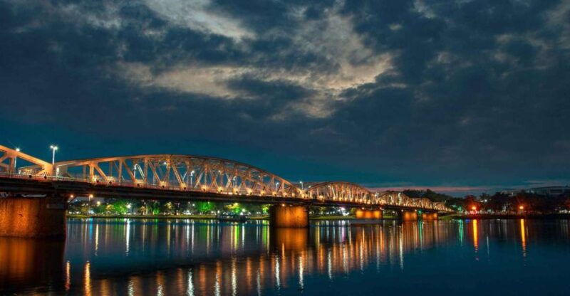 hue-night-walking-and-street-food-tour