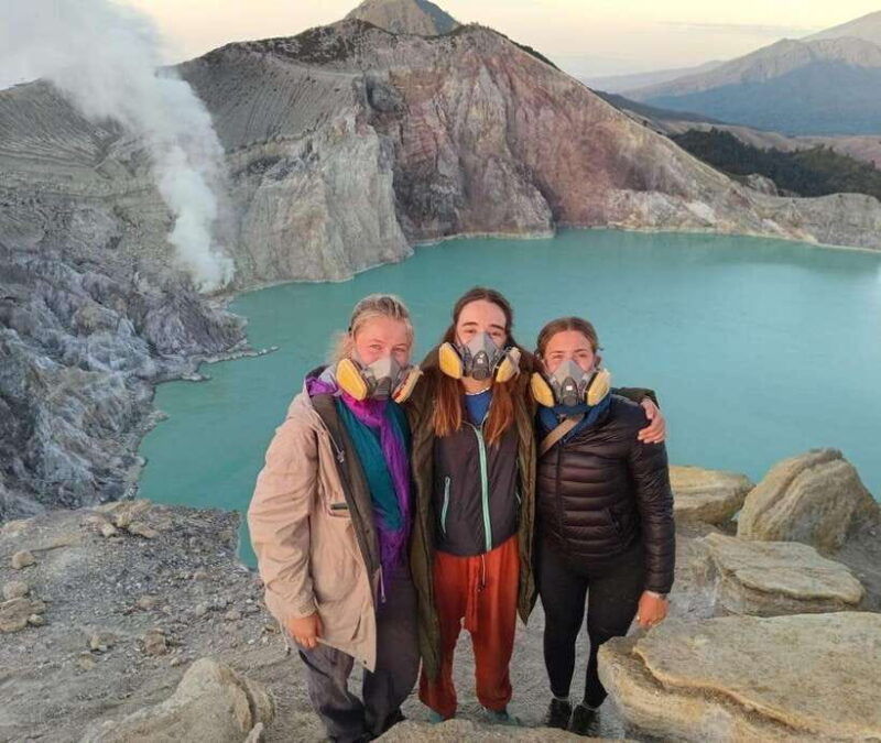 ijen-volcano-sunrise-trekking-sharing