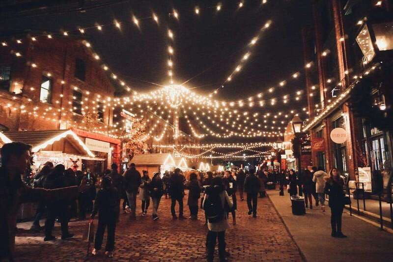 joyful-christmas-walking-tour-in-quebec
