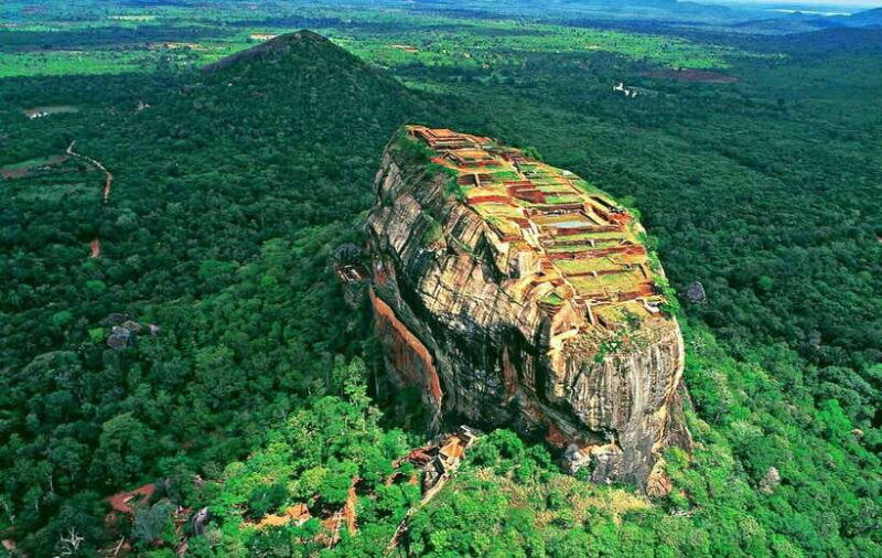 kandy-sigiriya-fortress-cave-temple-full-day-private-tour