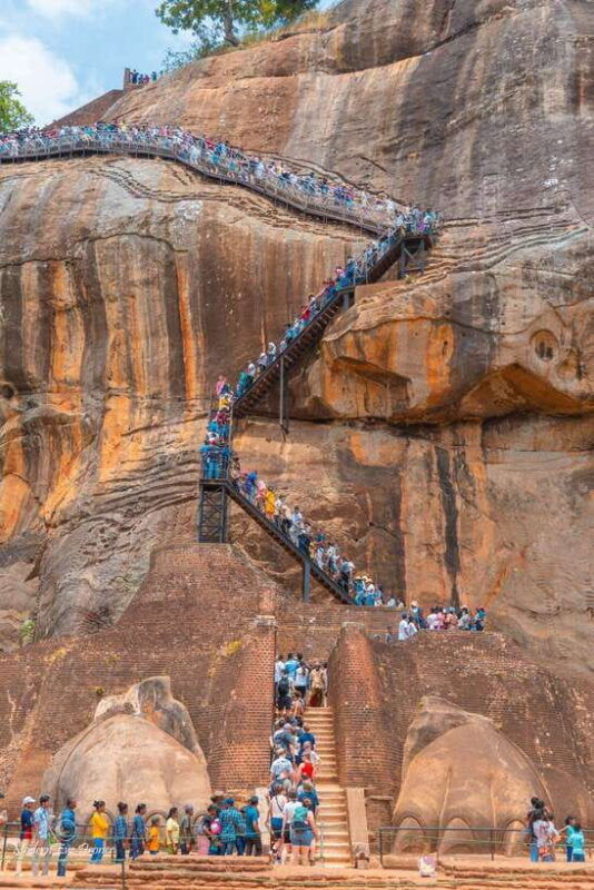 kandy-sigiriya-rock-and-dambulla-cave-temple-private-tour