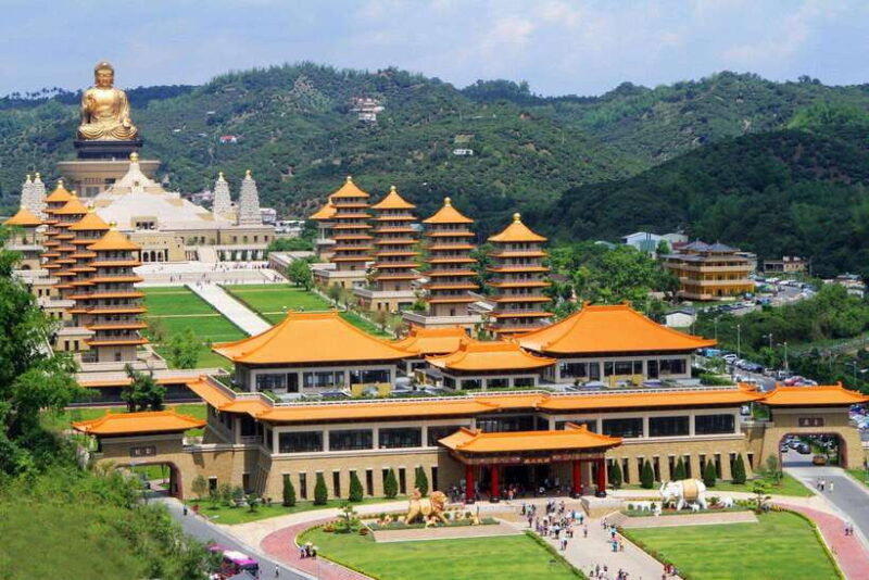 kaohsiung-private-city-tour-with-fo-guang-shan-museum