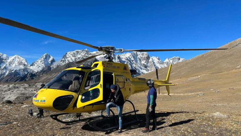 kathmandu-everest-helicopter-tour-with-landing-hold-seat