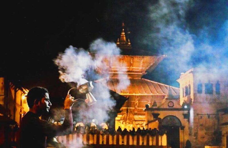 kathmandu-pashupatinath-temple-aarti-cremation-night-tour