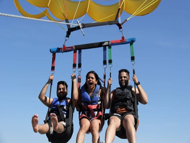 kelowna-okanagan-lake-parasailing