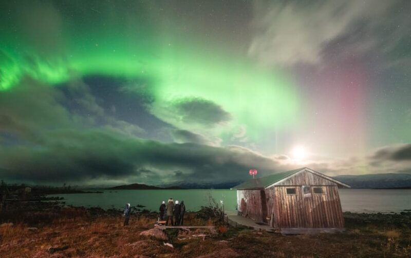 kiruna-northern-lights-chase-with-car
