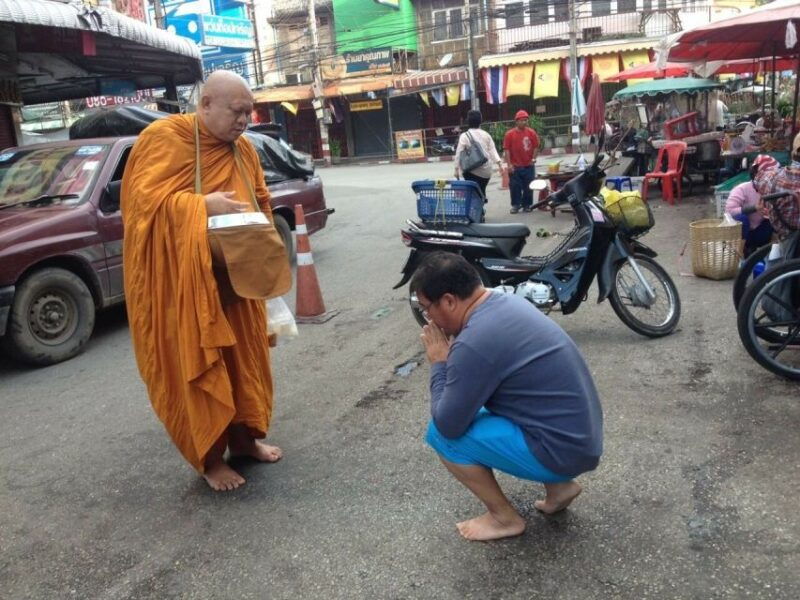 krabi-highlights-walking-tour-with-buddhist-alms-ceremony