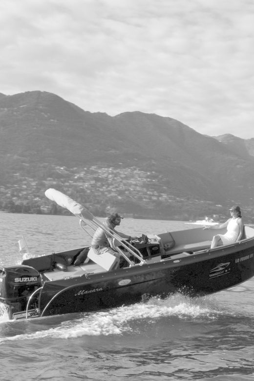 lake-como-boat-ride-with-an-elegant-black-boat
