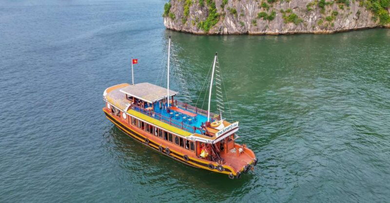 lan-ha-bay-kayaking-1-day-on-cruise