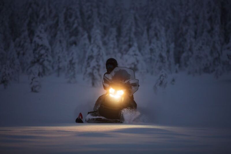 levi-snowmobile-tour-to-snow-village