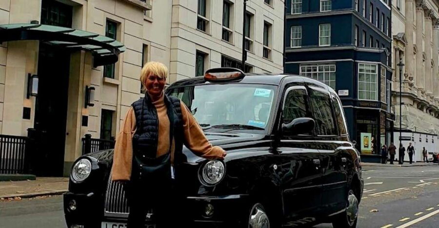 london-monuments-back-streets-guided-tour-in-black-taxi