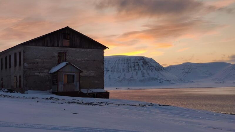 longyearbyen-snowmobile-tour-to-abandoned-soviet-settlement