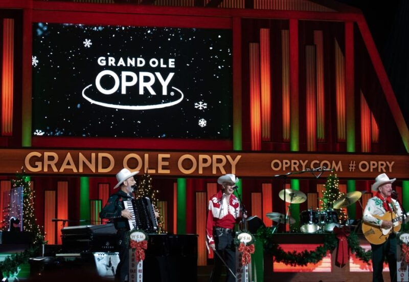nashville-country-christmas-music-show-at-the-opry-house