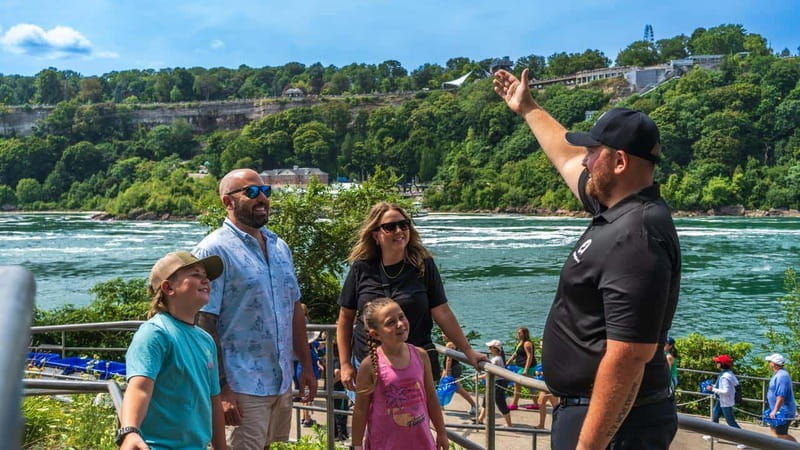 niagara-falls-usa-and-canada-tour-with-boat-cruise-lunch-2