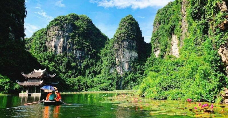 ninh-binh-trang-an-hoa-lu-full-day-with-lunch-buffet-bike
