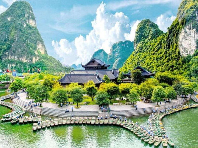 ninh-binh-travel-to-hoa-lu-trang-an-with-small-group-tour
