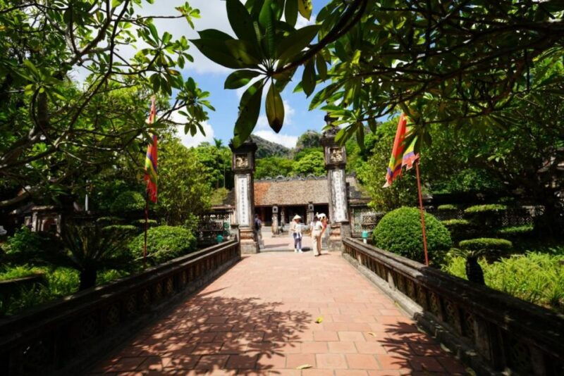 ninh-binh-trip-visit-hoa-lu-capital-tam-coc-biking-mua-cave