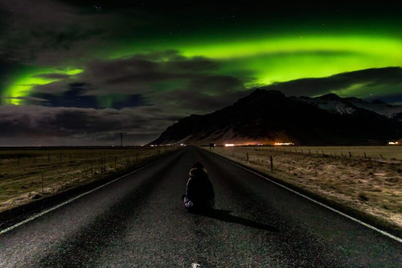 northern-lights-in-mini-bus-photos-hot-cocoa-and-pastries