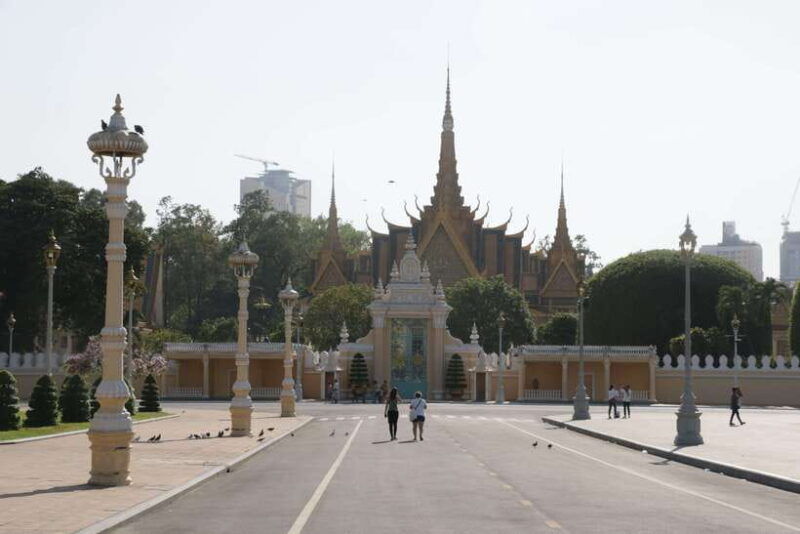 phnom-penh-tour-with-english-tuk-tuk-driver