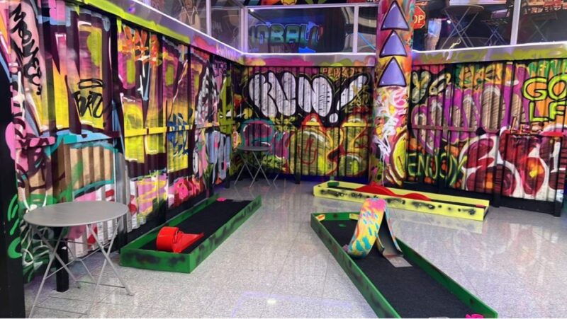 porto-18-hole-indoor-mini-golf-ticket-with-uv-light-courses